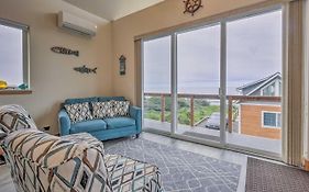 Yachats Gem W/ Private Balcony & Ocean Views!